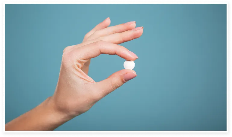 Mano sosteniendo una pastilla de dutasteride