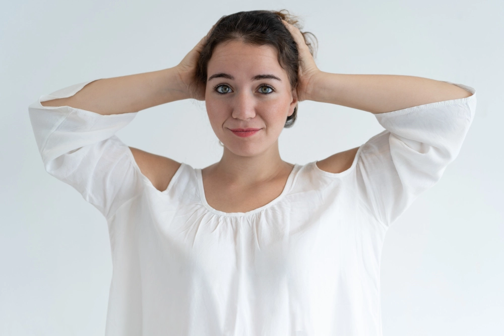 Mujer preocupada por alopecia femenina